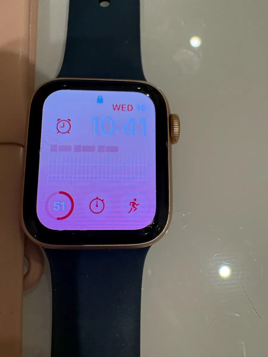 Apple SE smart watch 40mm - Image 2