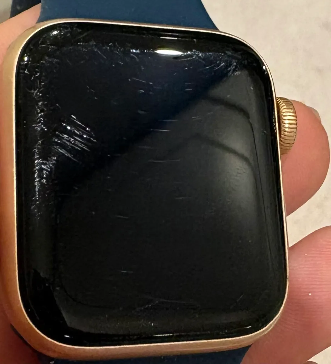 Apple SE smart watch 40mm - Image 3