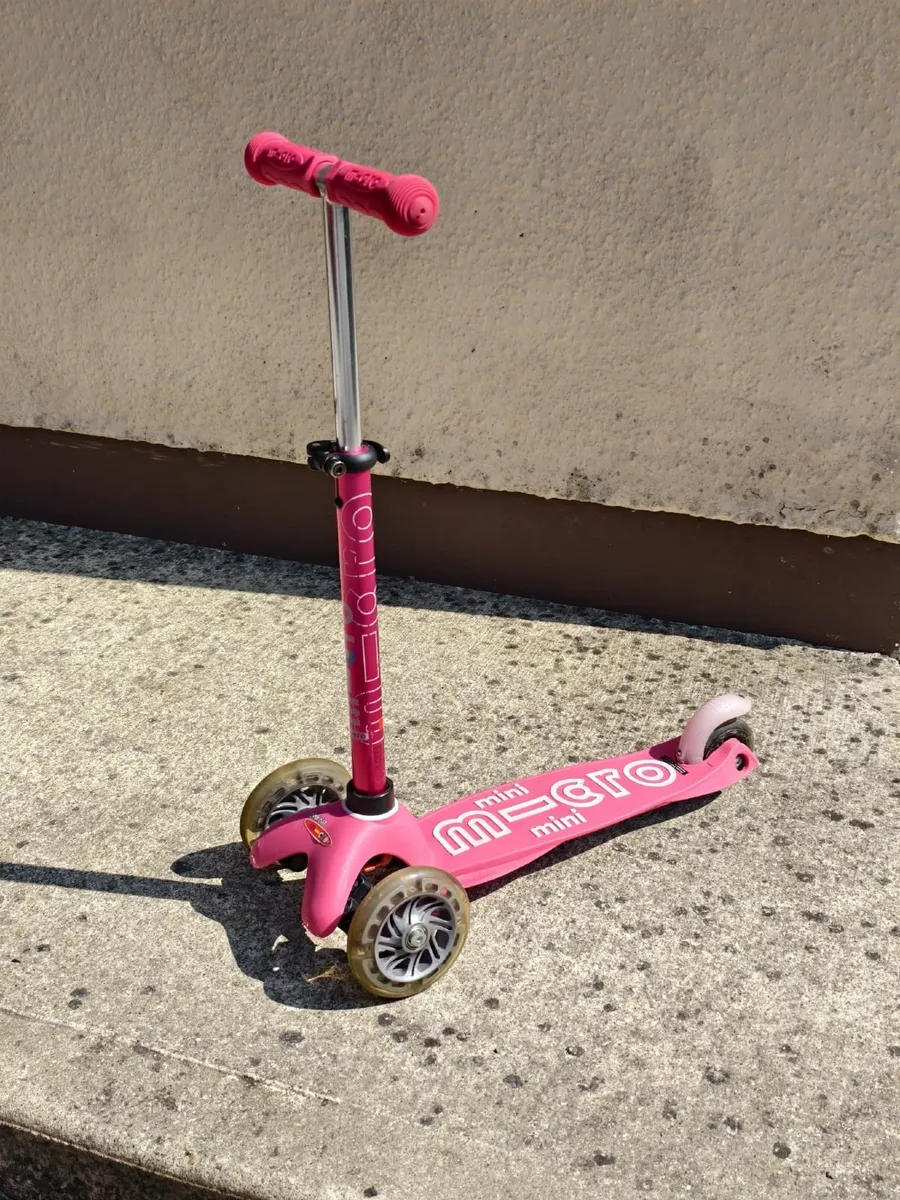 Mini Micro Deluxe LED scooters Pink and Purple - Image 3