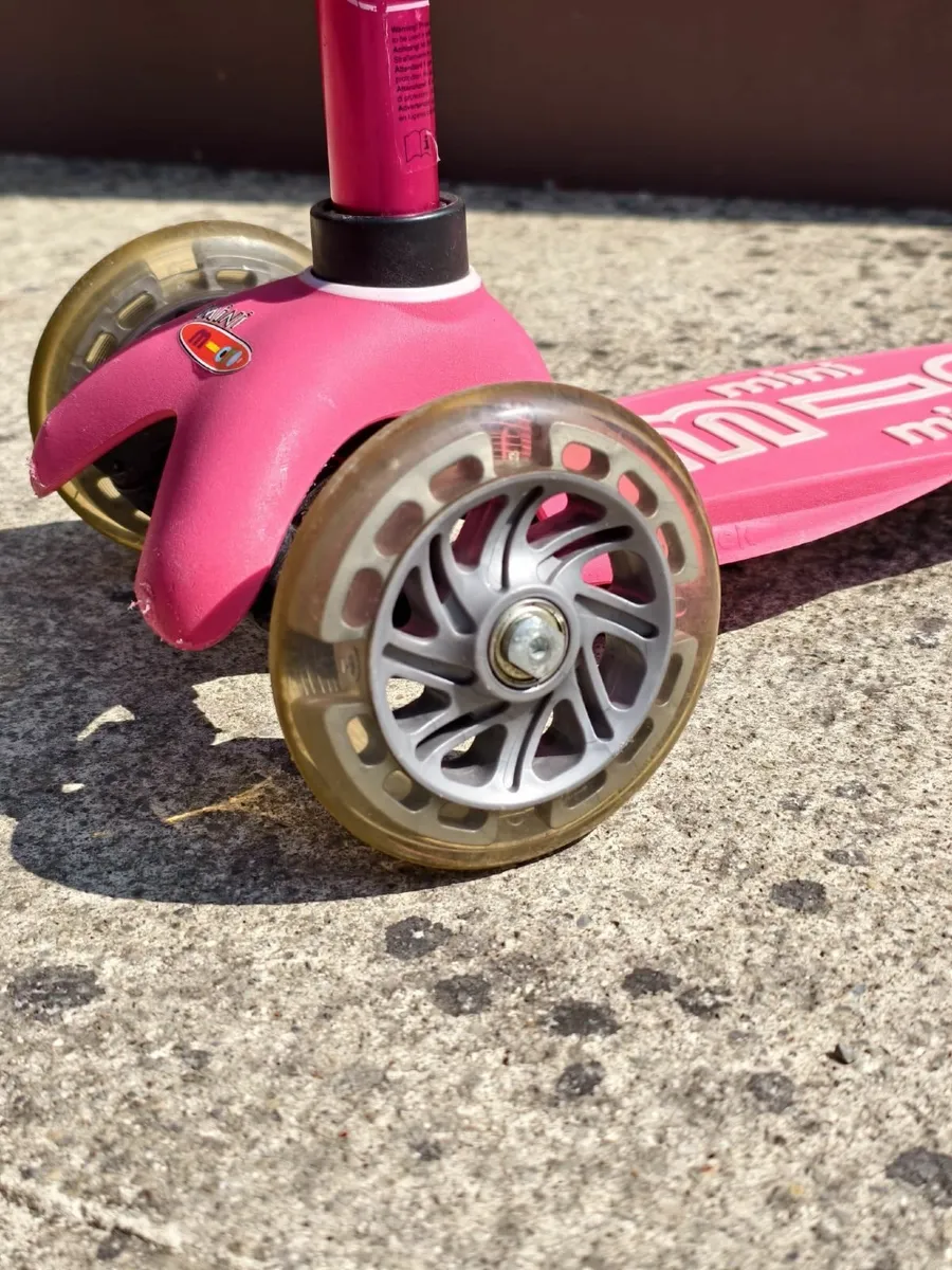 Mini Micro Deluxe LED scooters Pink and Purple - Image 4