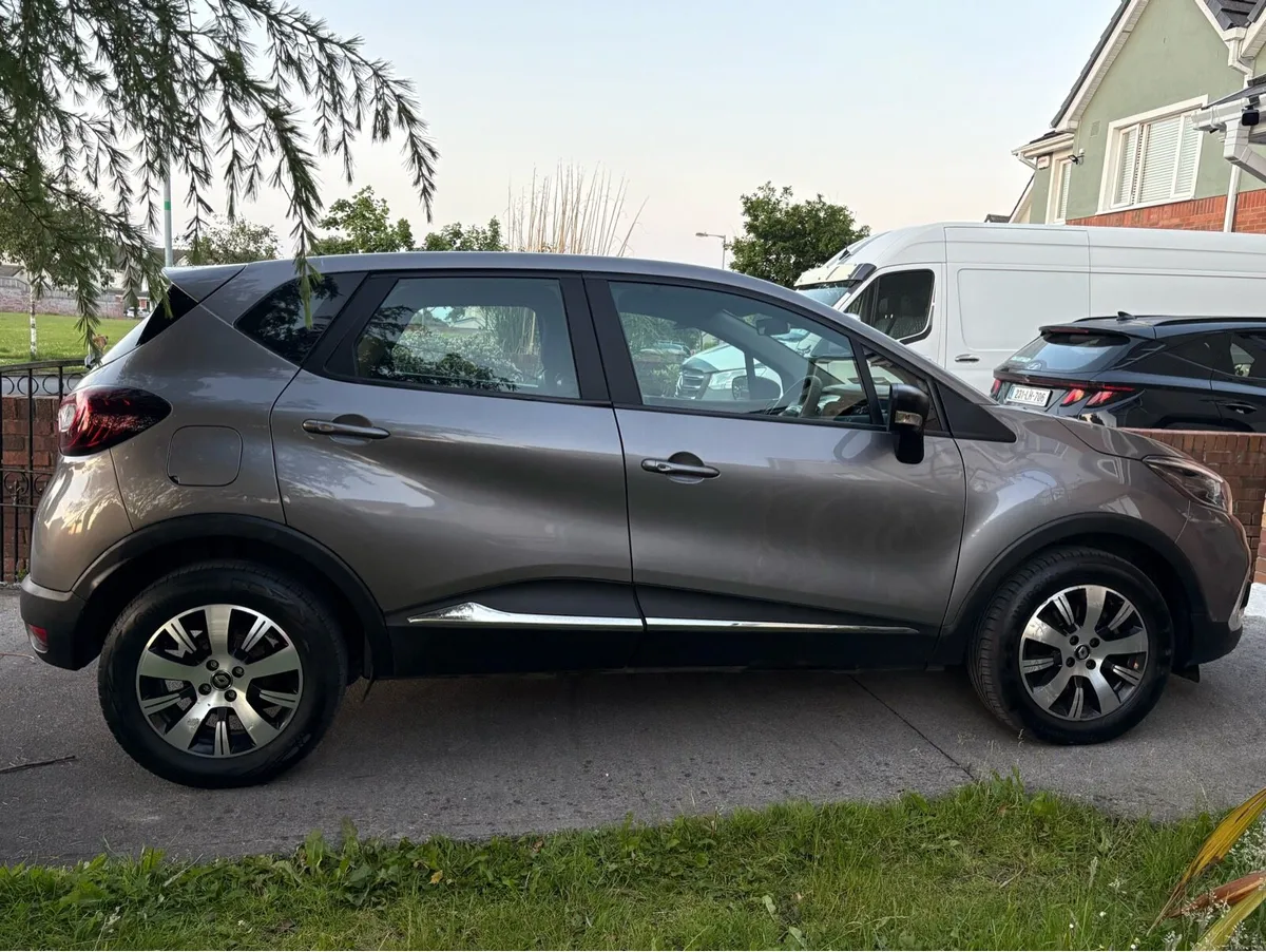Renault Captur 1.5 DCI 90bhp Play Grey 192 - Image 3