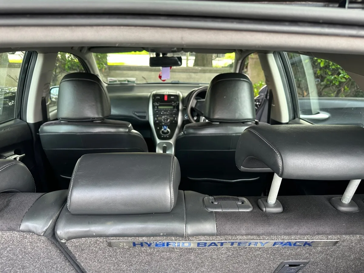 toyota auris hybrid - Image 2