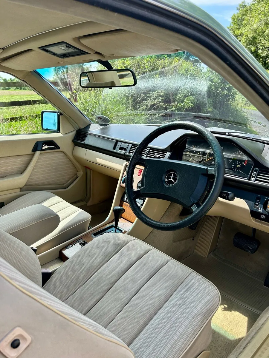 Lovely Mercedes 230 CE - Image 4