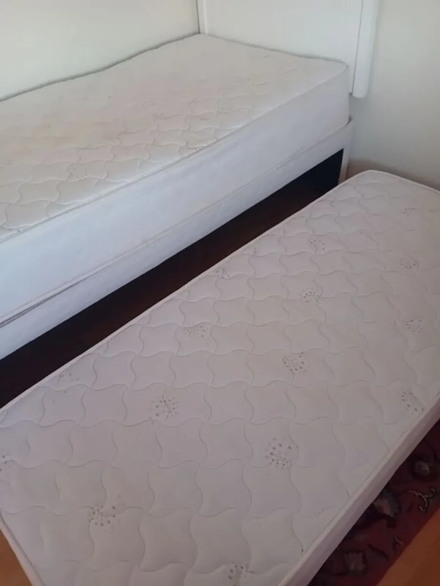 Single bed with guest bed - Image 2
