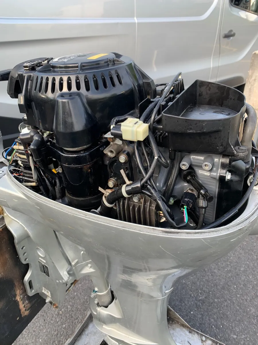 Honda outboard engine - Image 1