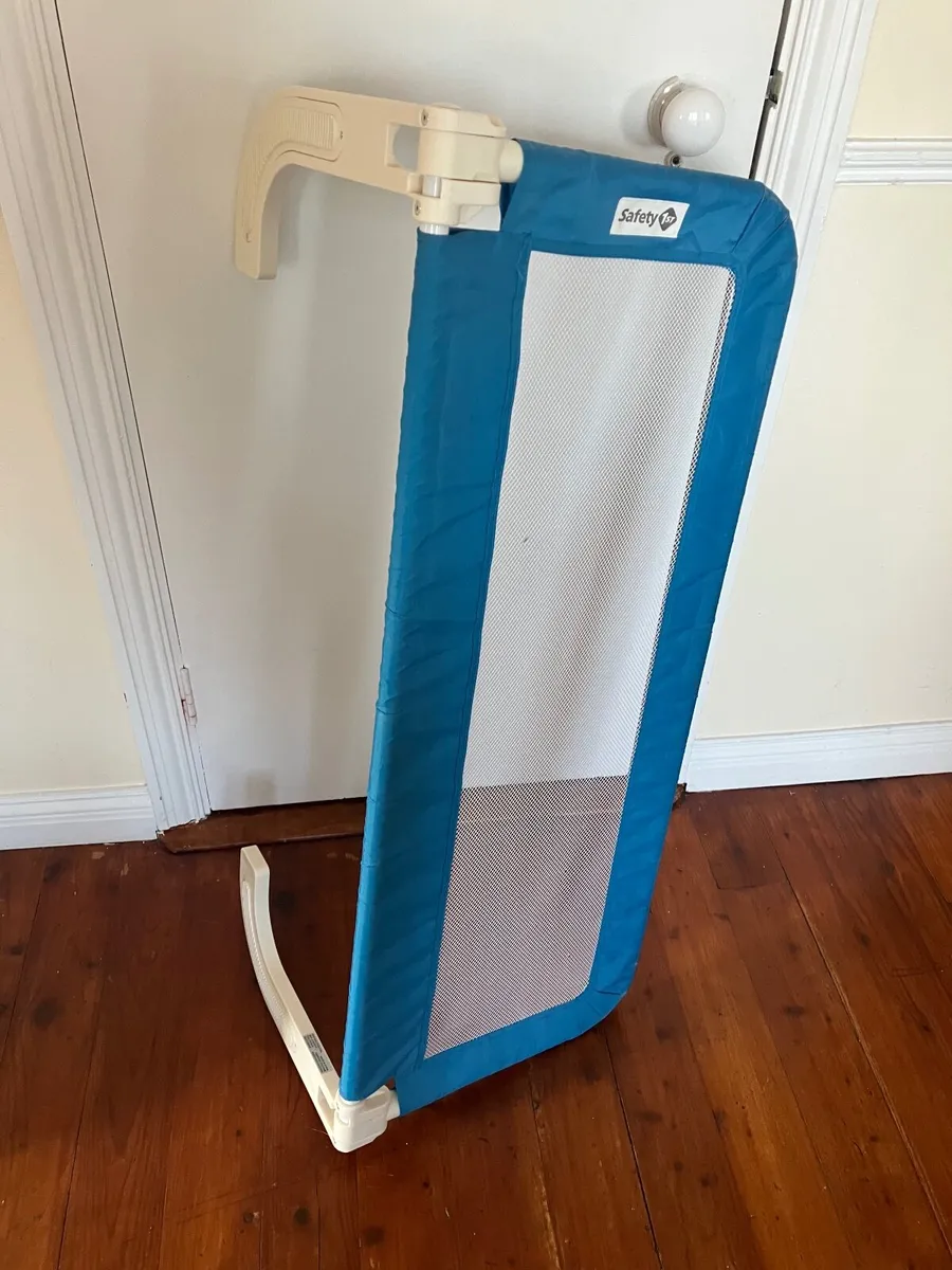 Toddler bed safety rail