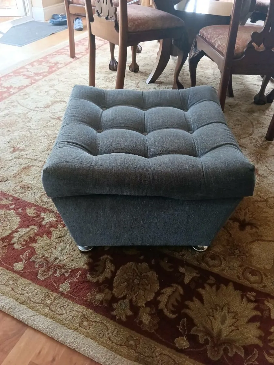 Foot stool.like new - Image 1