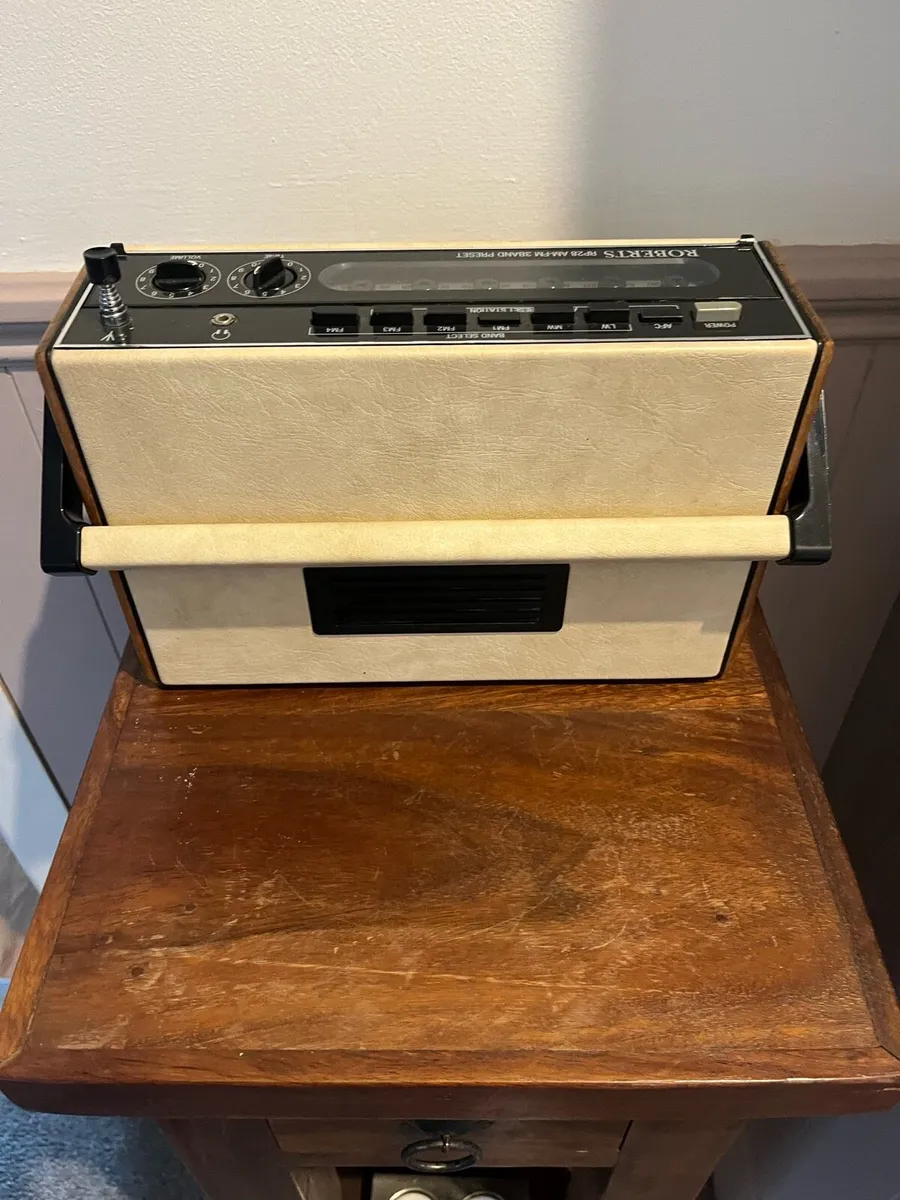 Vintage 1993 Robert’s Radio - Image 4