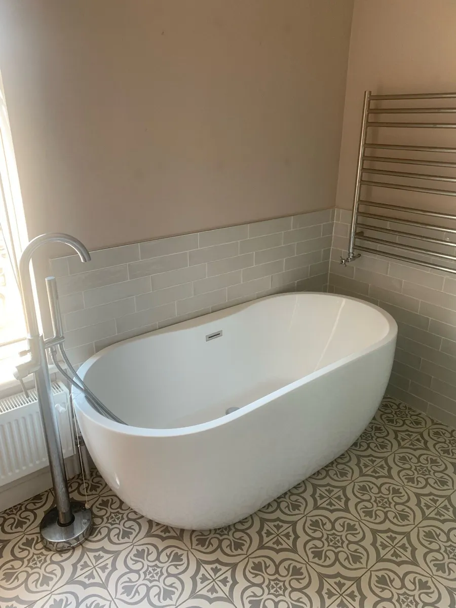 Free standing bath and floor standing bath tap. - Image 1