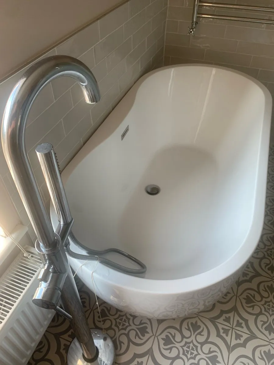 Free standing bath and floor standing bath tap. - Image 2