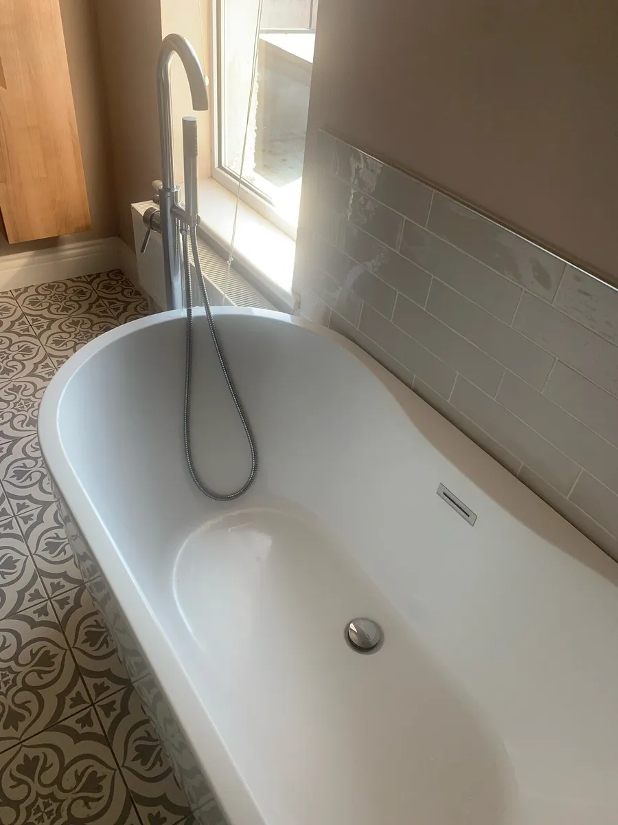Free standing bath and floor standing bath tap. - Image 3