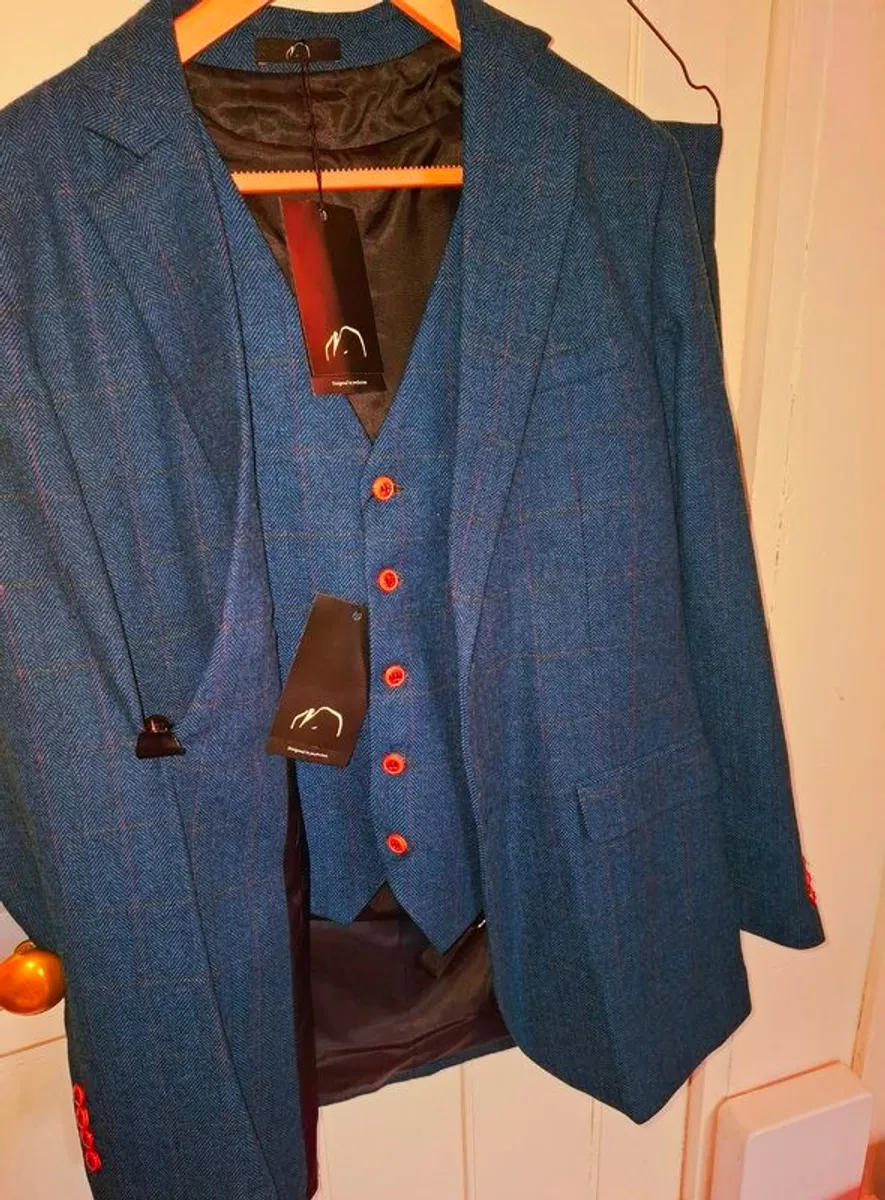Mens 3 piece Suits - 4 x Grooms Party matching Tweed Suits (Abitto) - Image 3