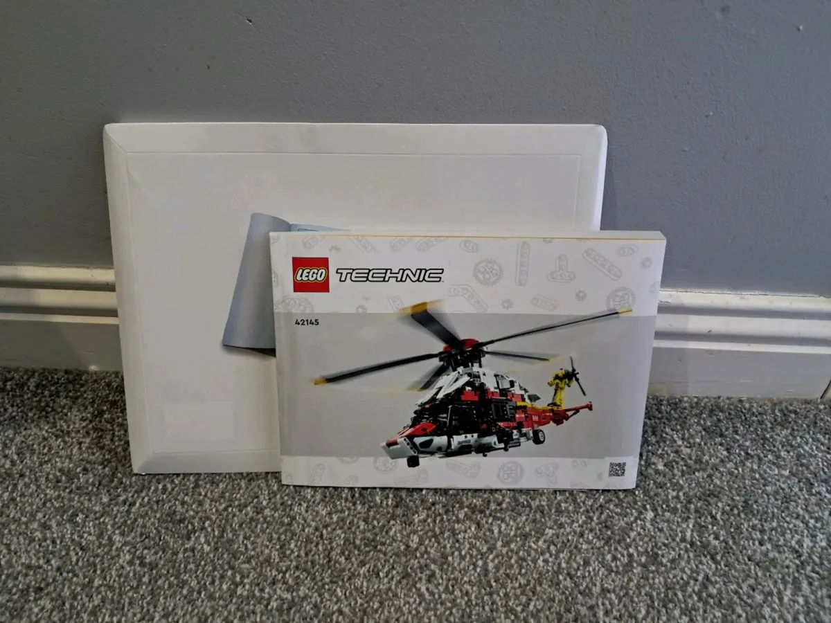 LEGO Technic Airbus H175 Rescue Helicopter 42145 - Image 4
