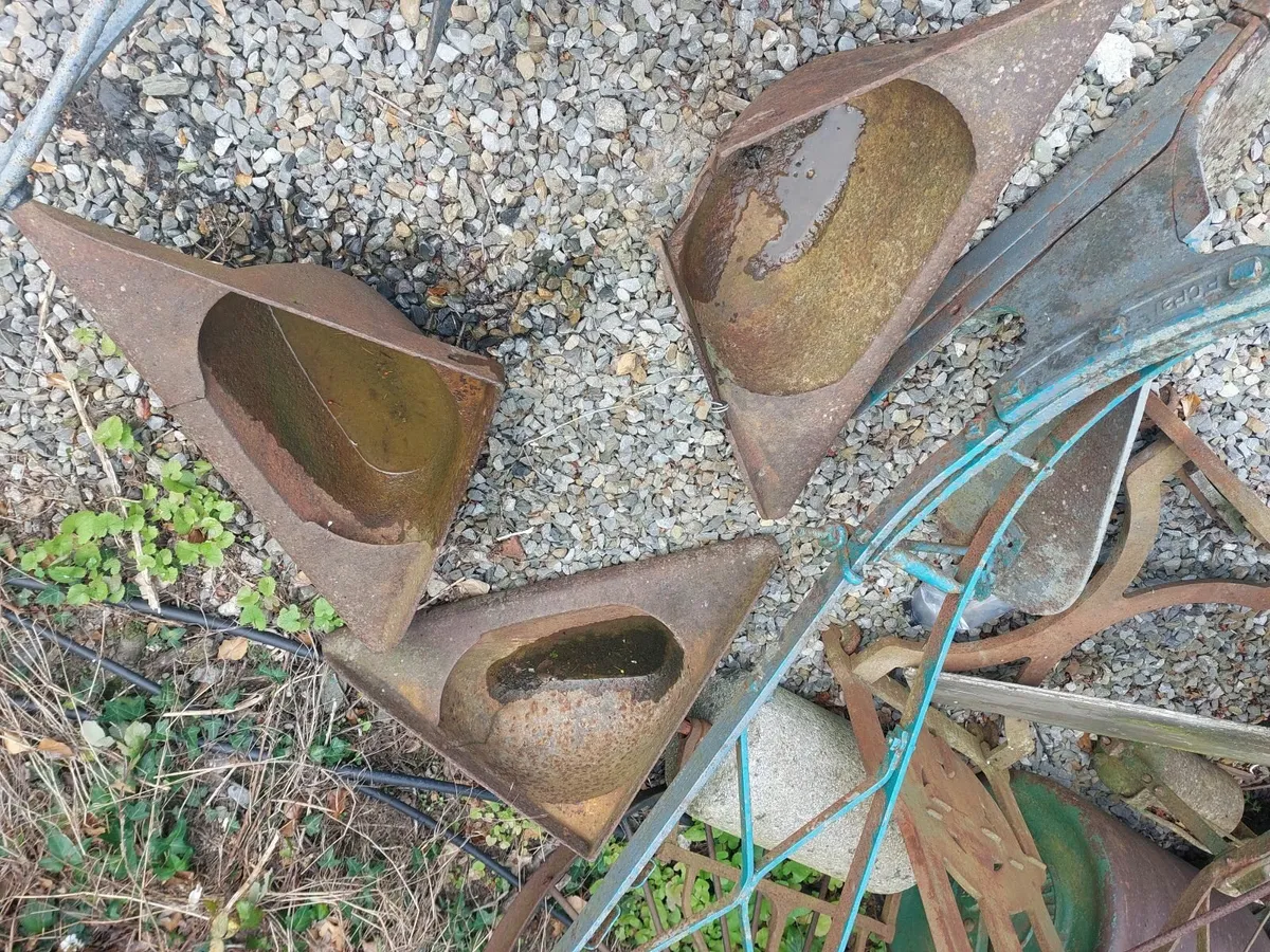 Antique corner troughs - Image 1