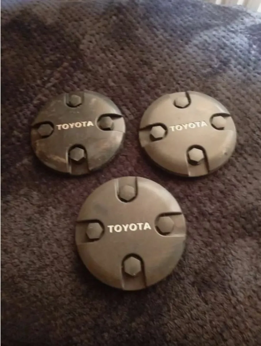 Set of 4 x Genuine Toyota Corolla E9 Wheel Caps - Image 1