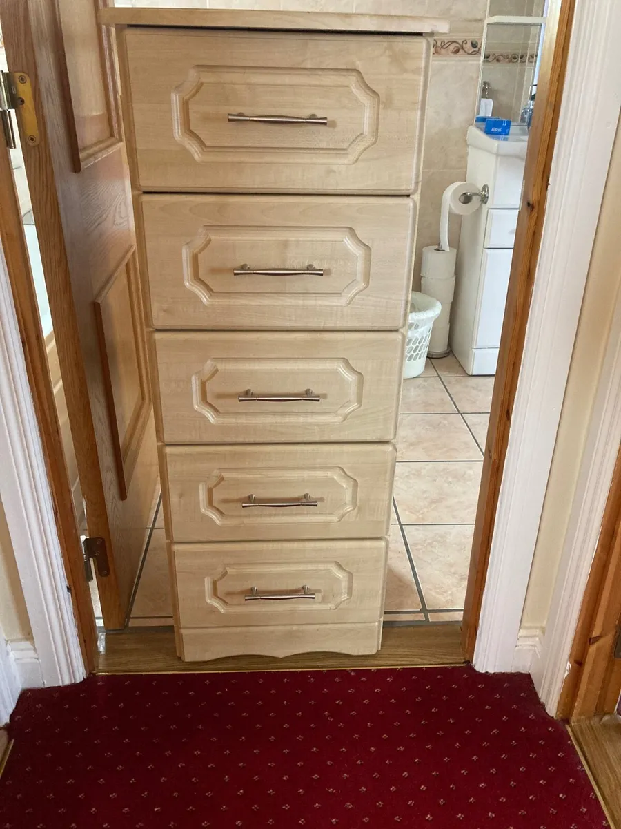 Tall boy.  Cubard.   Perfect condition