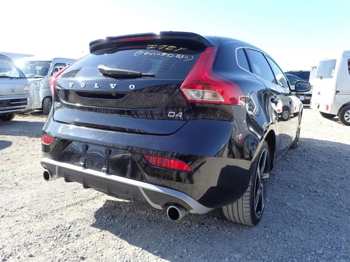 Volvo V40 2.0 D4 Diesel R-design Edition Auto // - Image 3