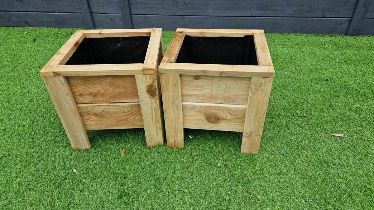 Set of 2 small planters - Image 1