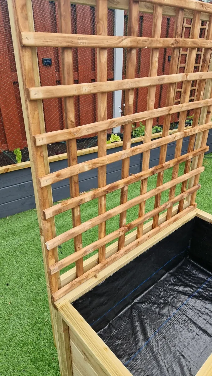 Wooden Planter with Trellis - Image 1