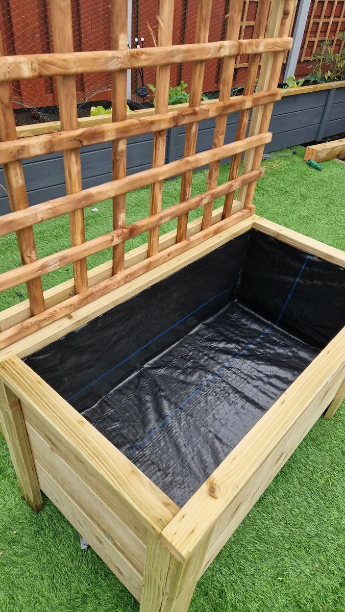 Wooden Planter with Trellis - Image 3