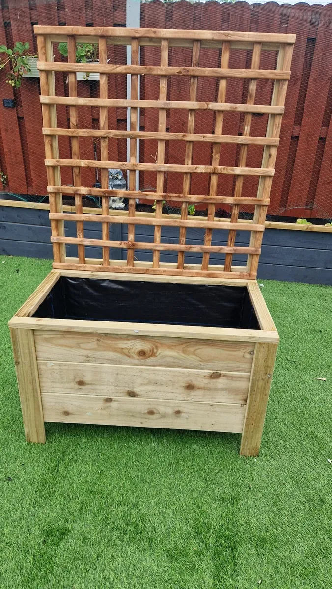 Wooden Planter with Trellis - Image 4