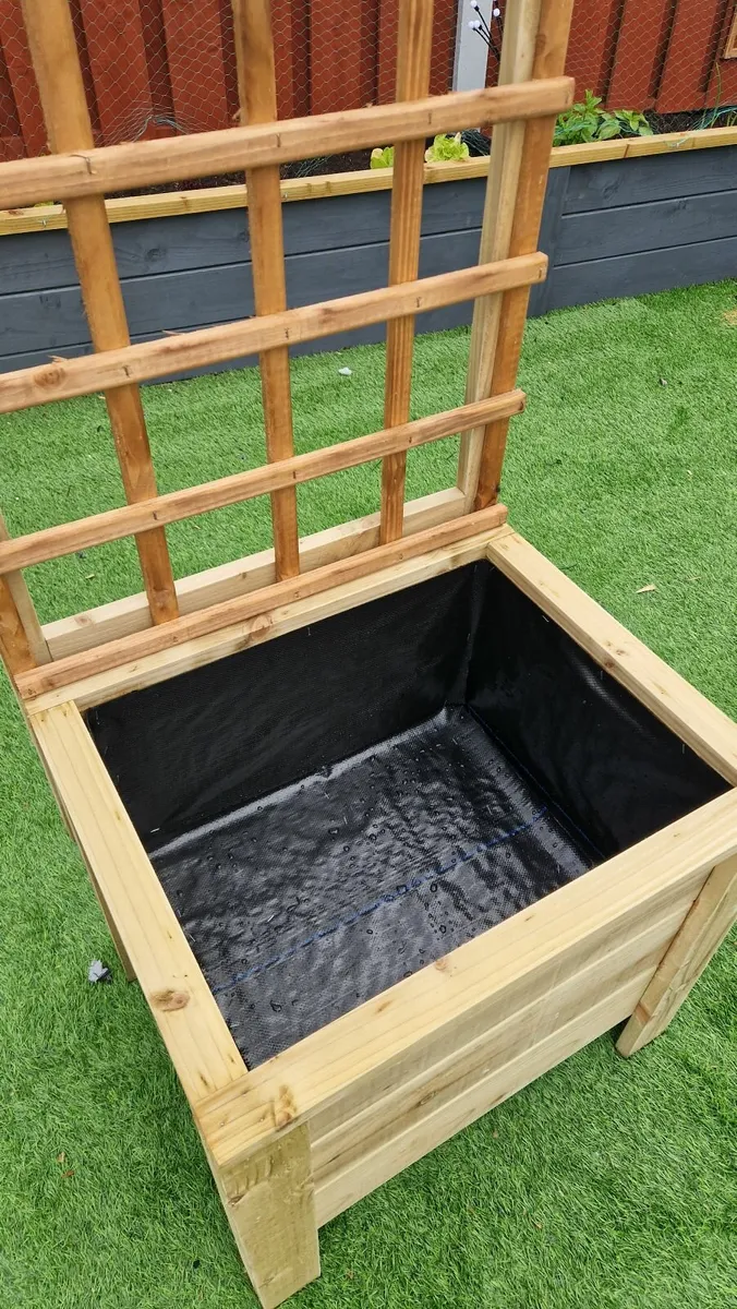 Wooden Planter with Tall Trellis - Image 2