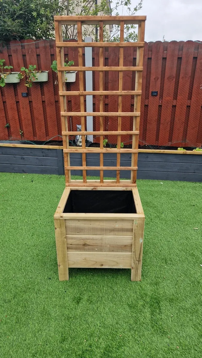 Wooden Planter with Tall Trellis - Image 3