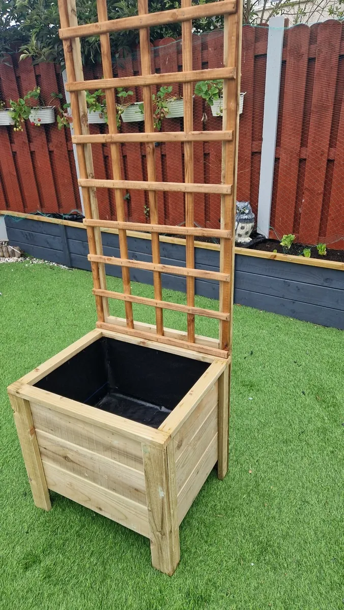 Wooden Planter with Tall Trellis - Image 4