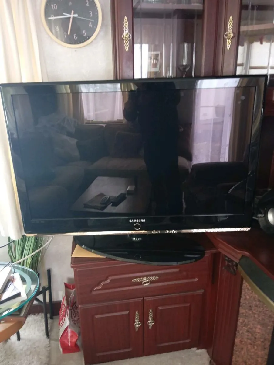 Samsung 42 inch flat screen hd TV. - Image 1
