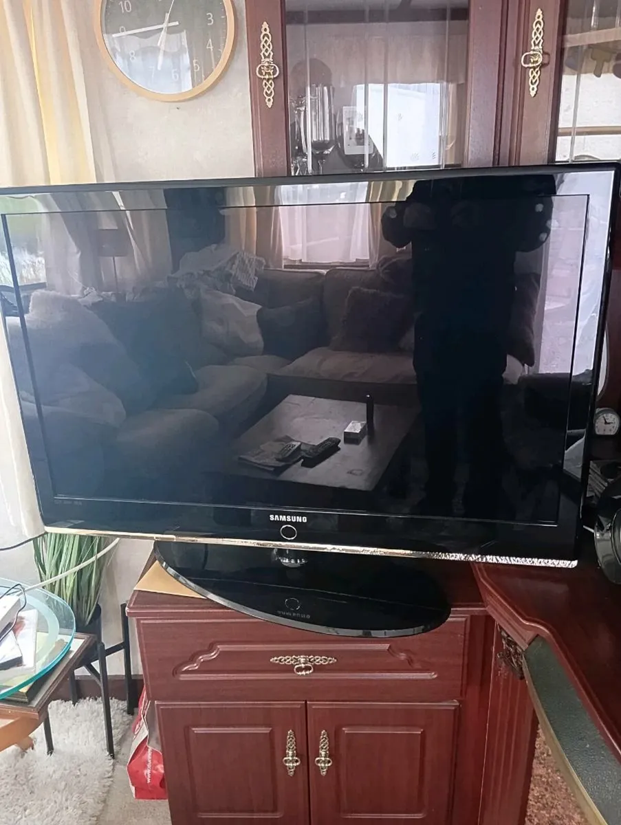 Samsung 42 inch flat screen hd TV. - Image 2