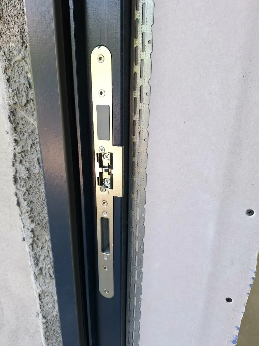 Homeguard Front door and frame - Image 4