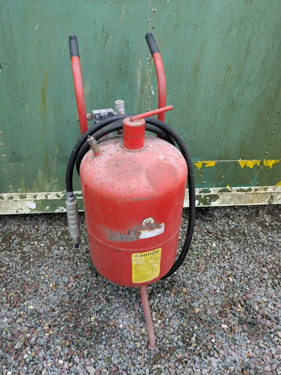 Garage clean out - Image 1