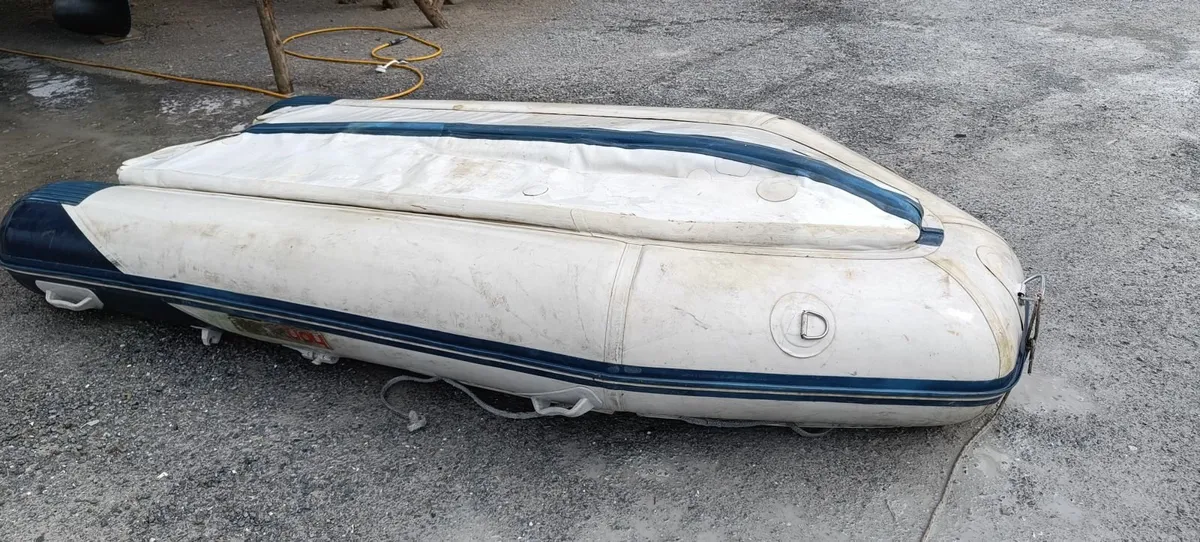 HonWave Inflatable dinghy Well Used! - Image 3