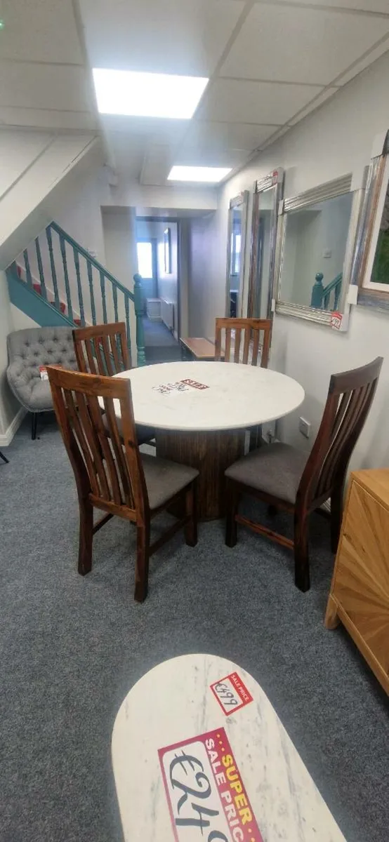 Table + 4 chairs