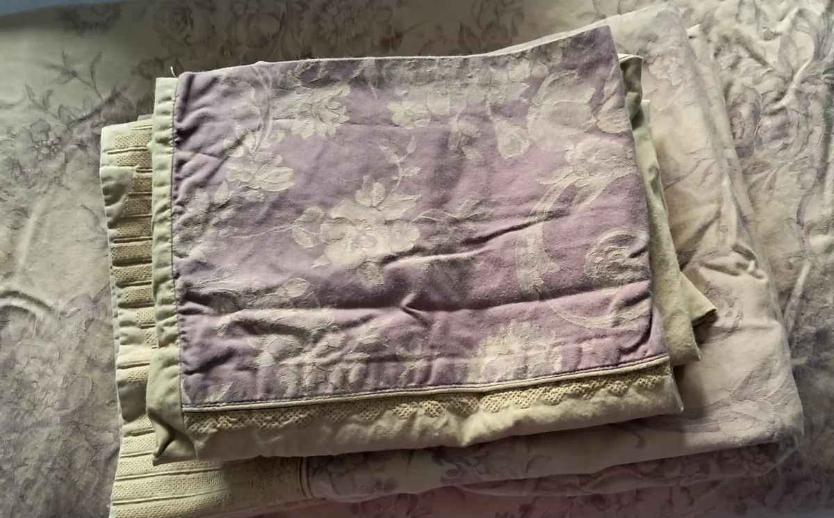 Duvet cover and pillowcases - Image 1