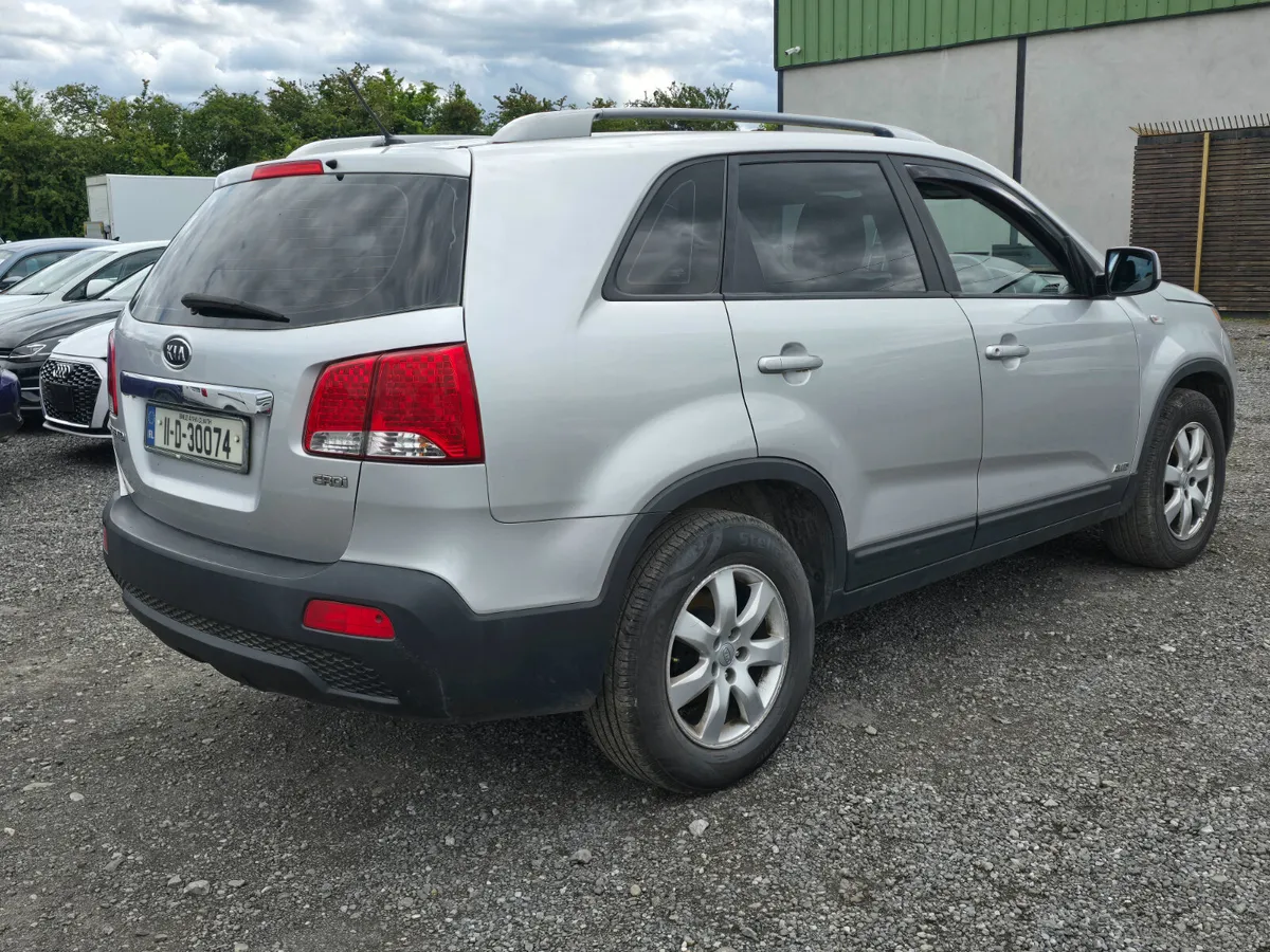 11 KIA SORENTO *STARTS AND DRIVES* - Image 2