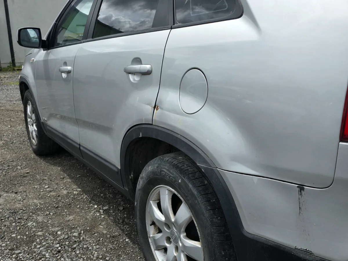 11 KIA SORENTO *STARTS AND DRIVES* - Image 4