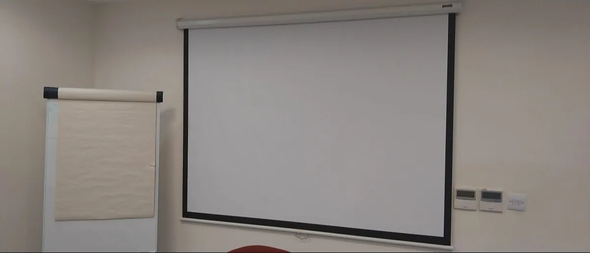 Da-Lite Projector Screen 127 x 170cm - Image 1
