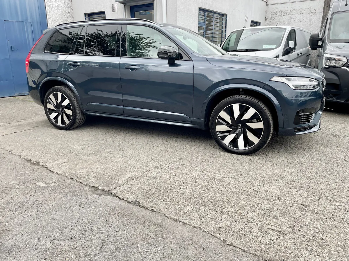 Volvo XC90 T8 Recharge AWD Plus Dark,2024 - Image 2