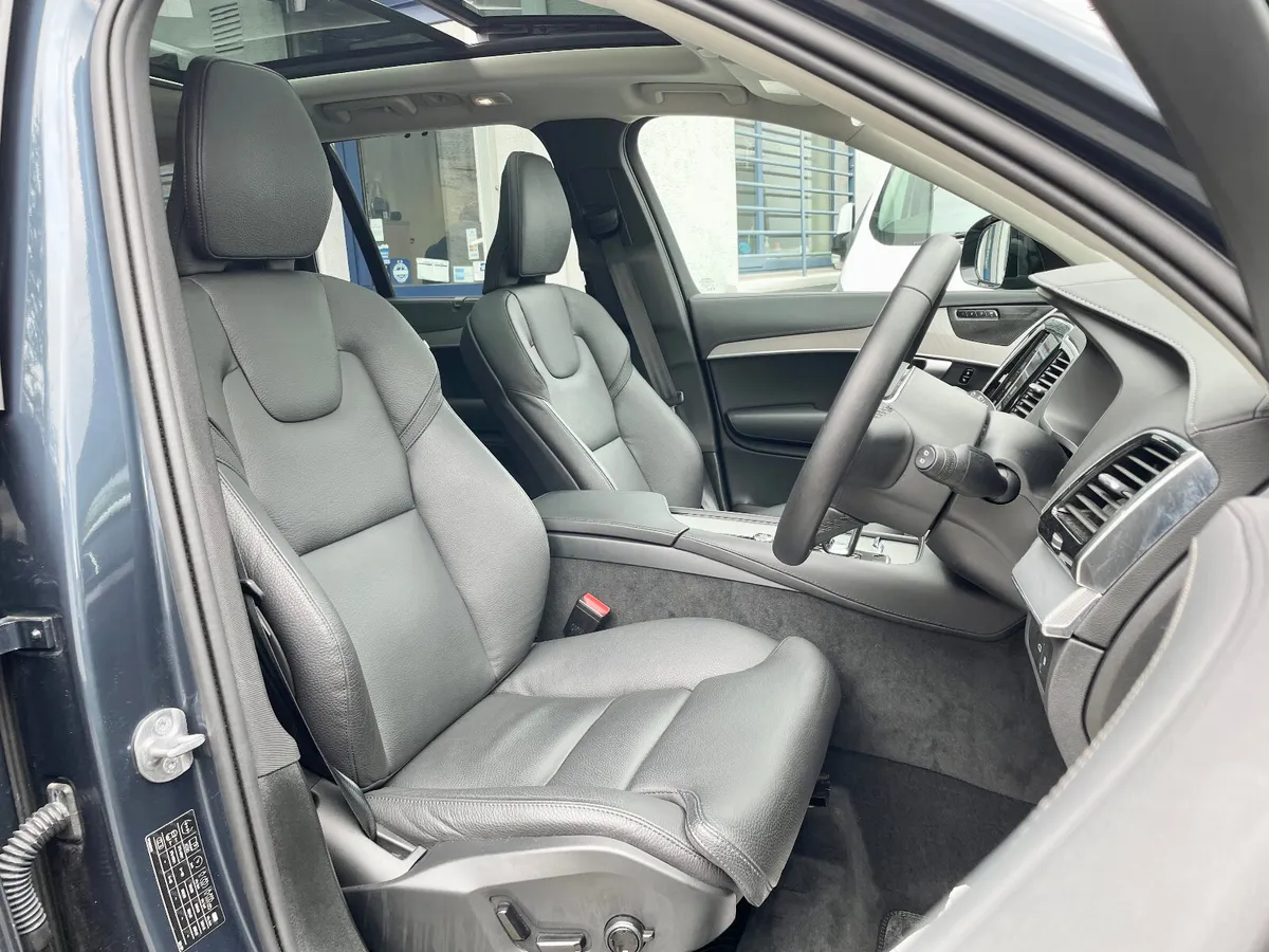 Volvo XC90 T8 Recharge AWD Plus Dark,2024 - Image 4