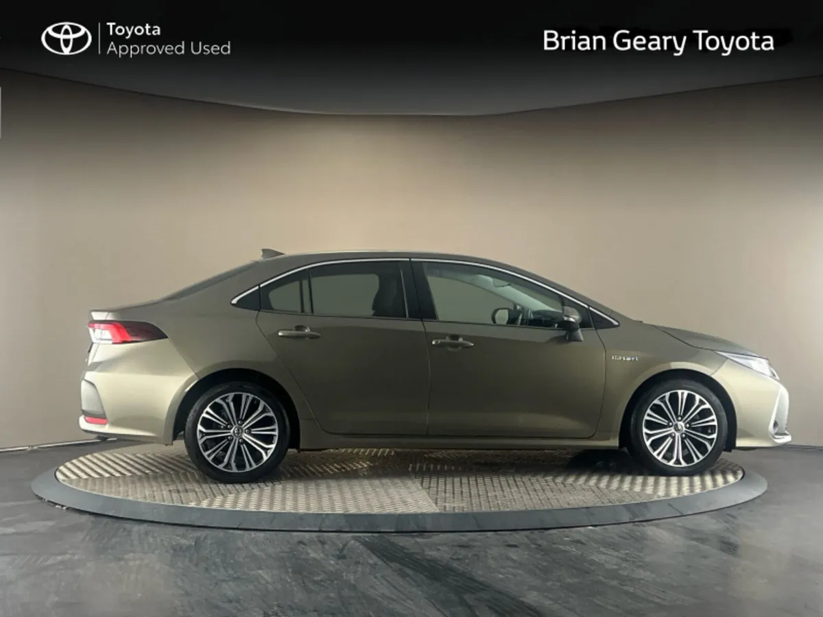 Toyota Corolla HYBRID LUNA SPORT SALOON - Image 3