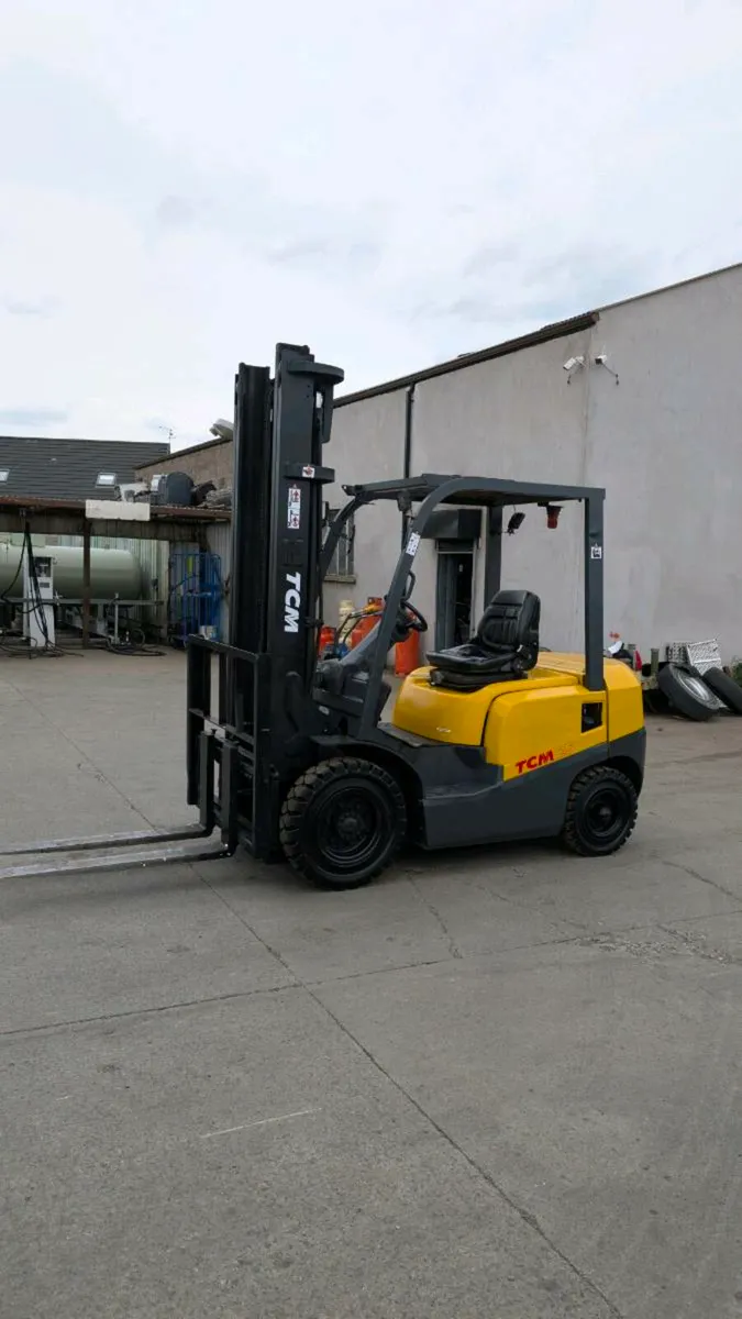 TCM 2.5 ton diesel forklift - Image 1