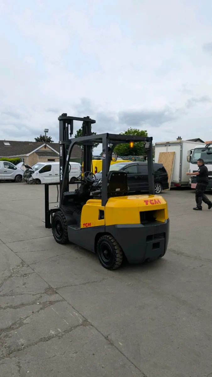 TCM 2.5 ton diesel forklift - Image 2
