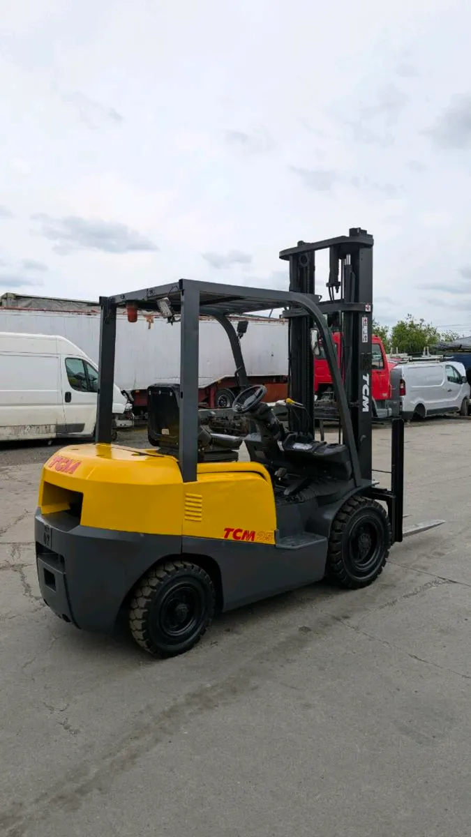 TCM 2.5 ton diesel forklift - Image 3