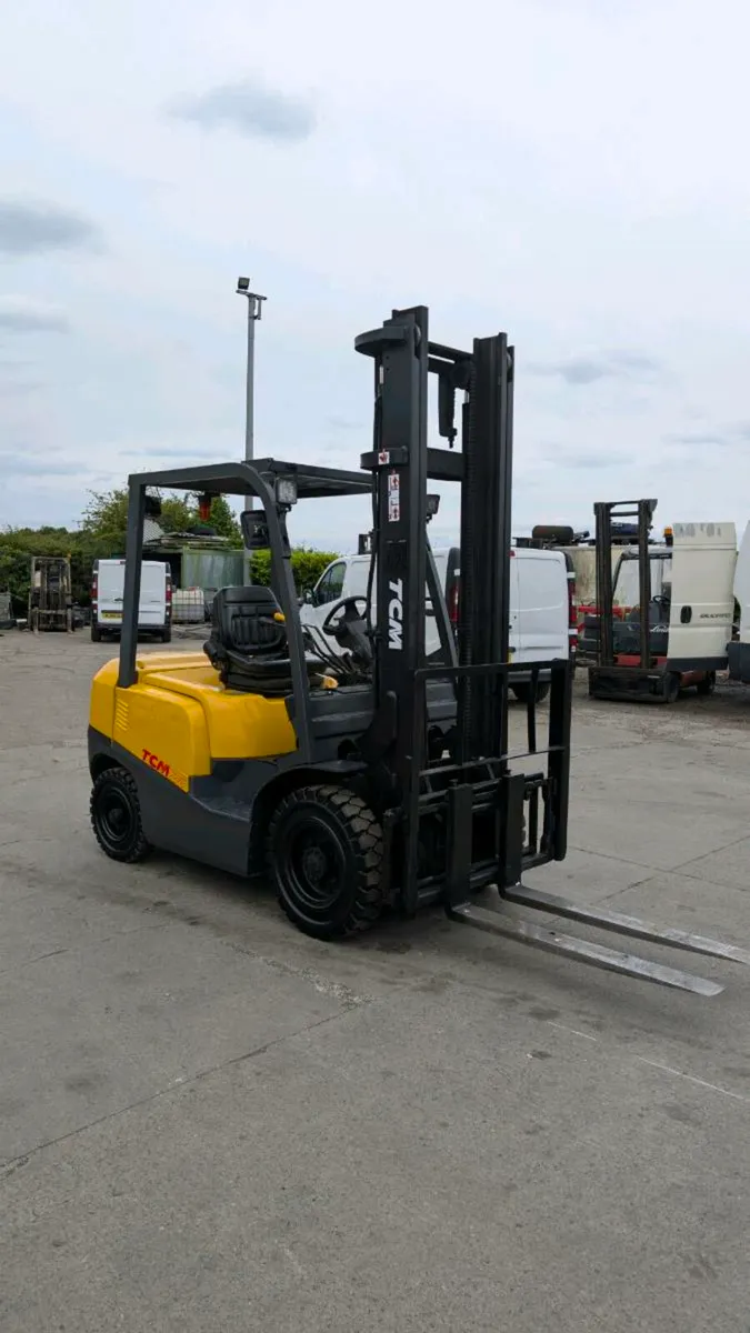 TCM 2.5 ton diesel forklift - Image 4