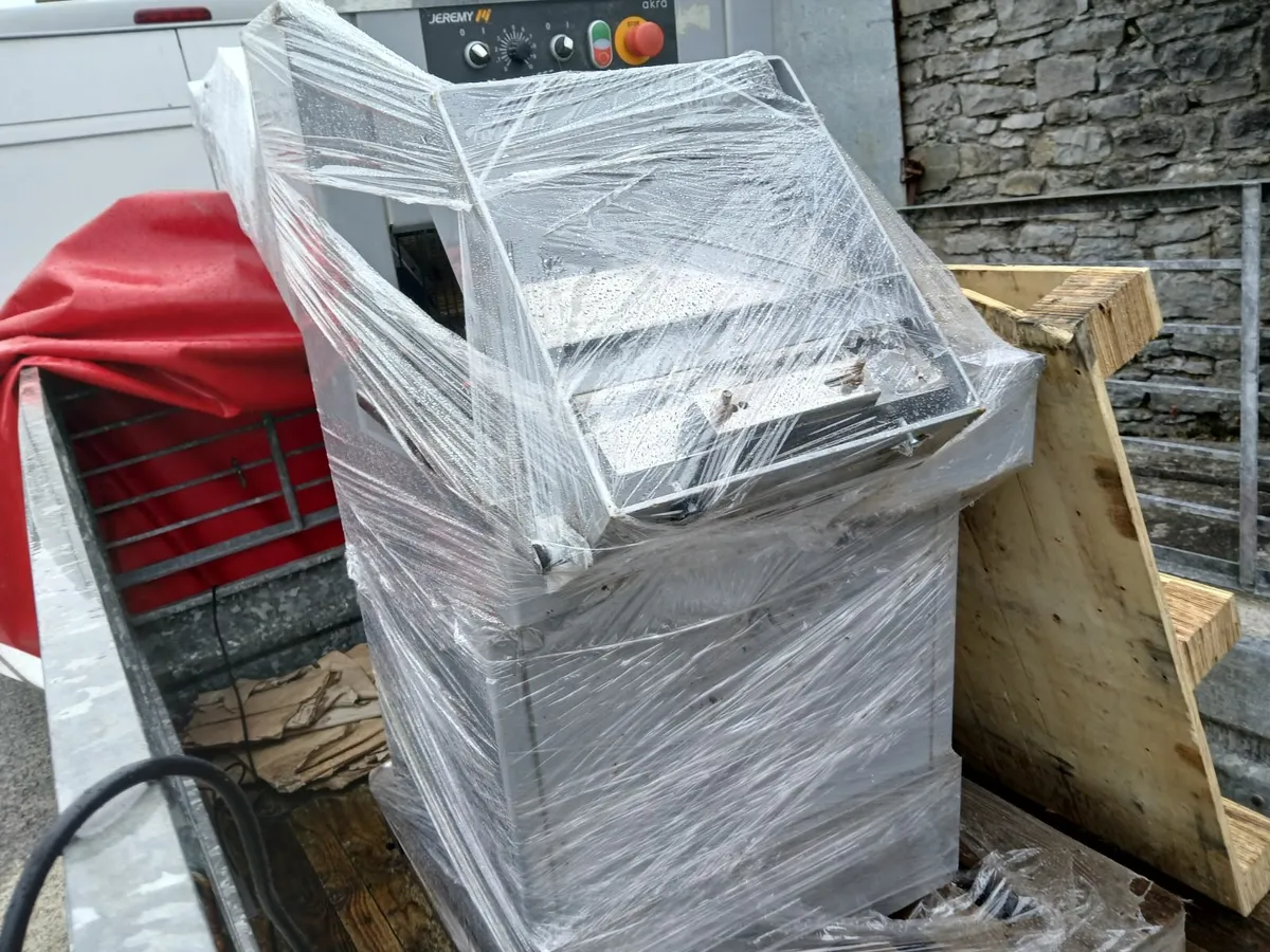 Bread slicing machine ....commrrcial deliverd - Image 1