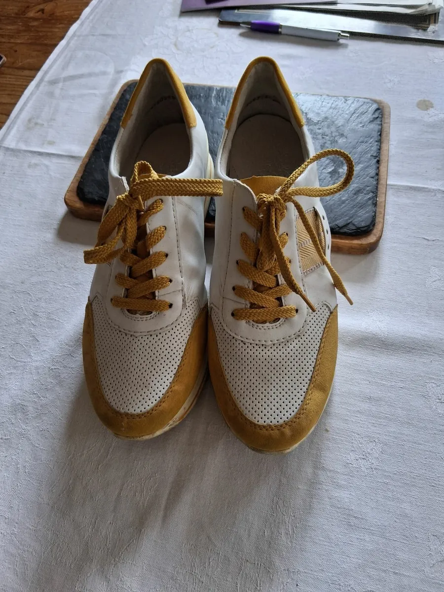 Jeans and runners - Image 2