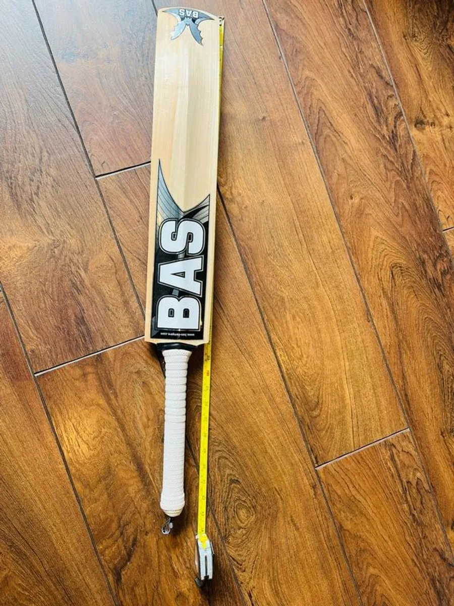 cricket bat, helmet, pads & ball - Image 4