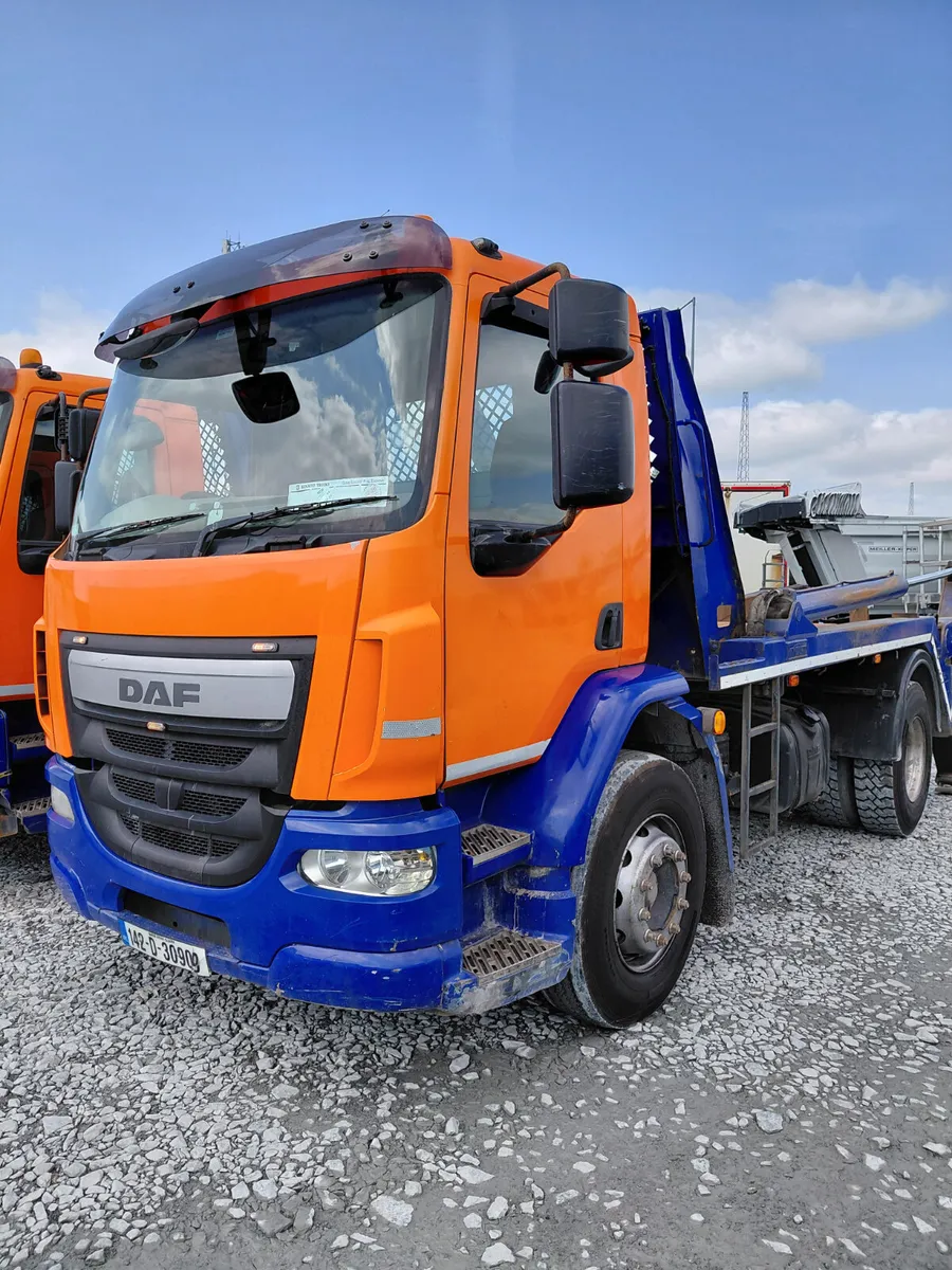 DAF LF Skip Loader 4X2 - Image 1