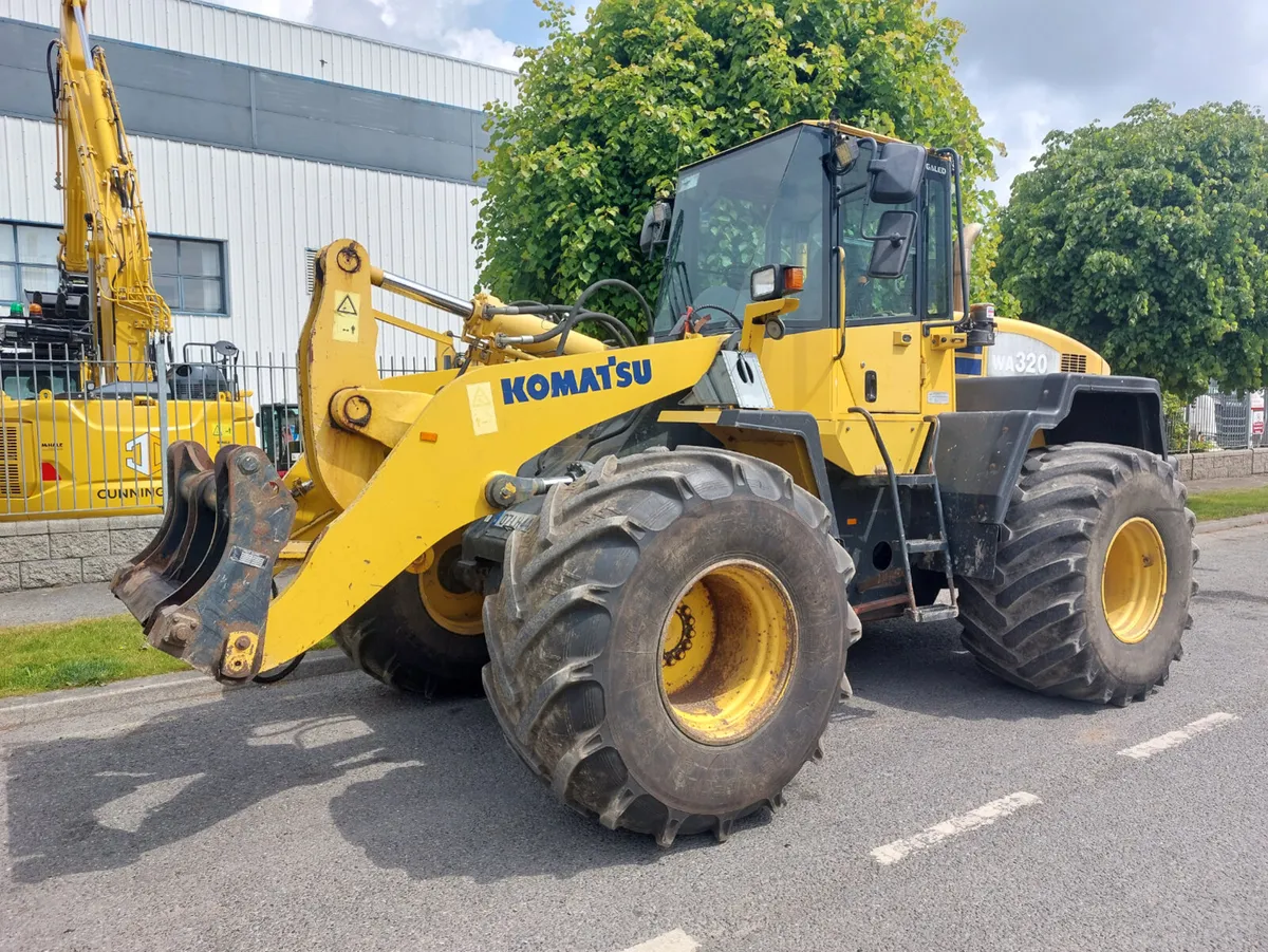 Komatsu WA320-5 - Image 1